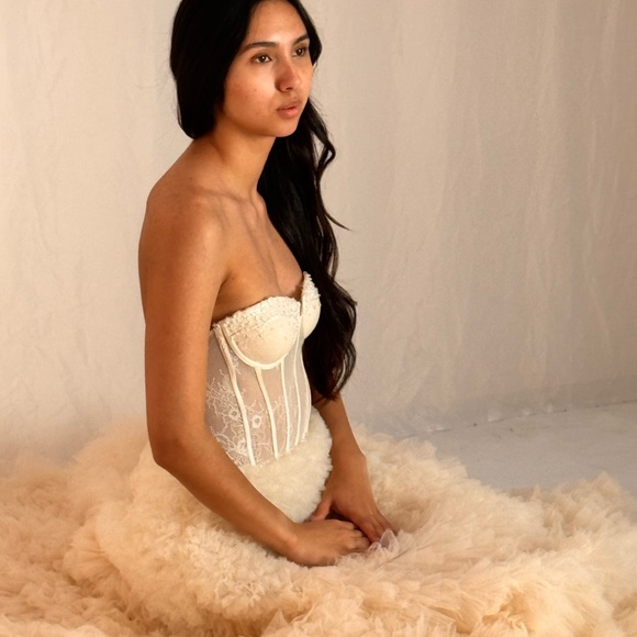 Exquisite Strapless Ruffled Couture Gown. Size 0-6. Ivory Color. - Picture 10 of 16